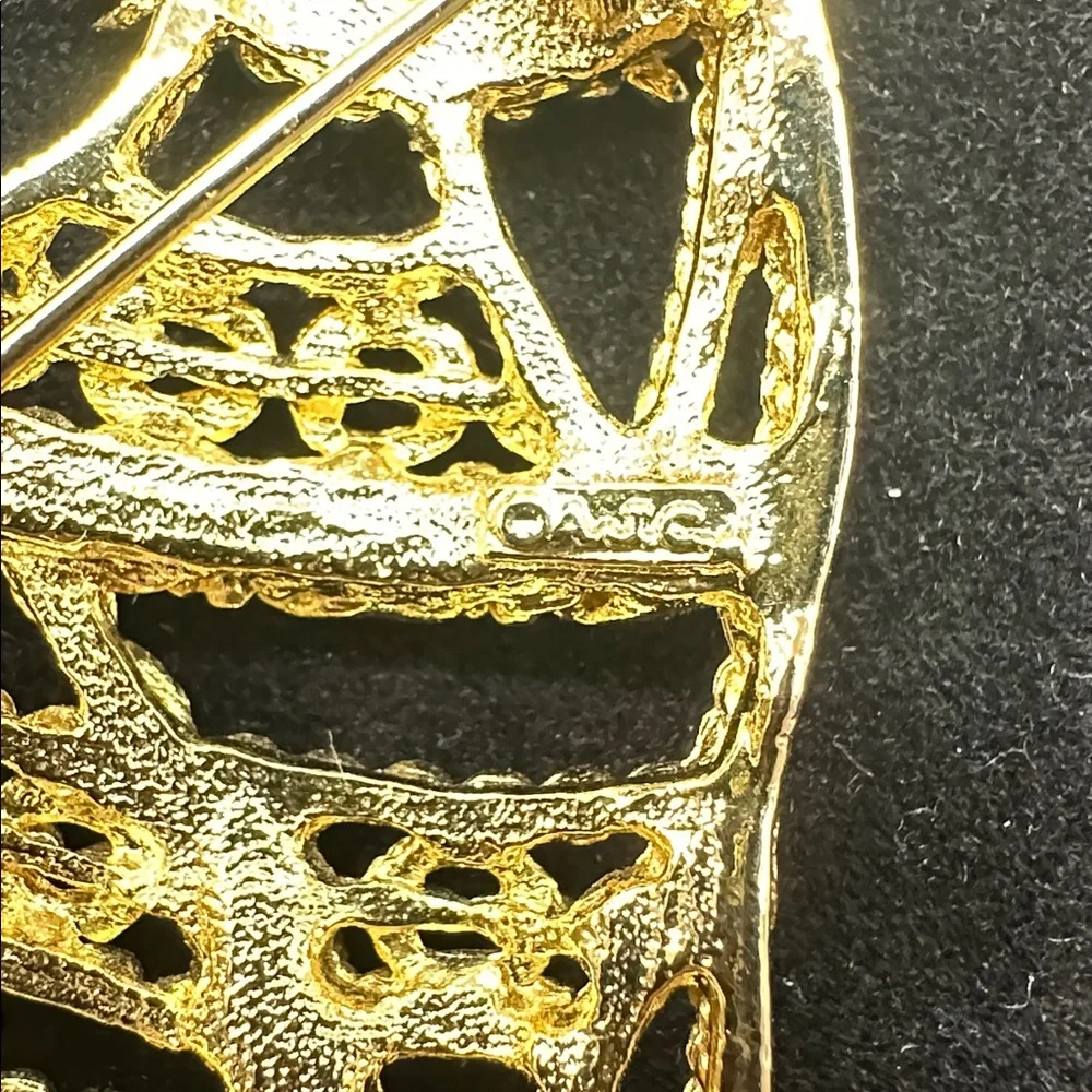 CAT Vintage AJC gold-tone brooch features an intricate filigree cat design #280